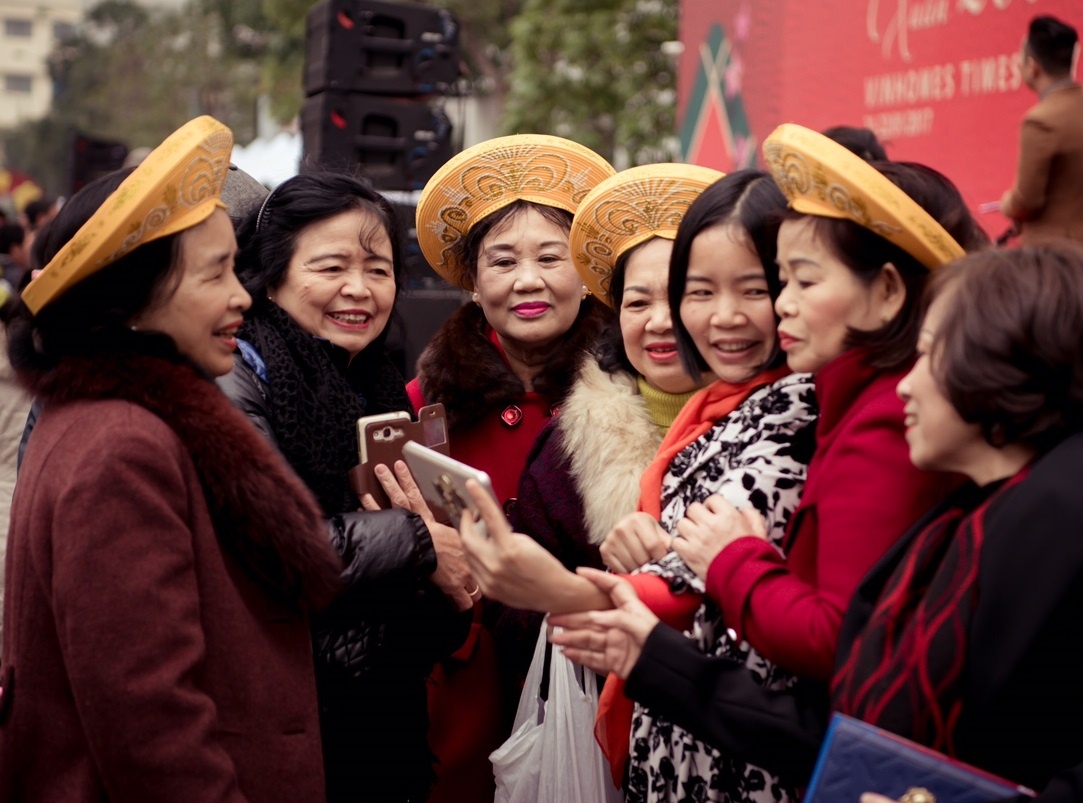 Nguoi dan no nuc tray hoi xuan Vinhomes Times City hinh anh