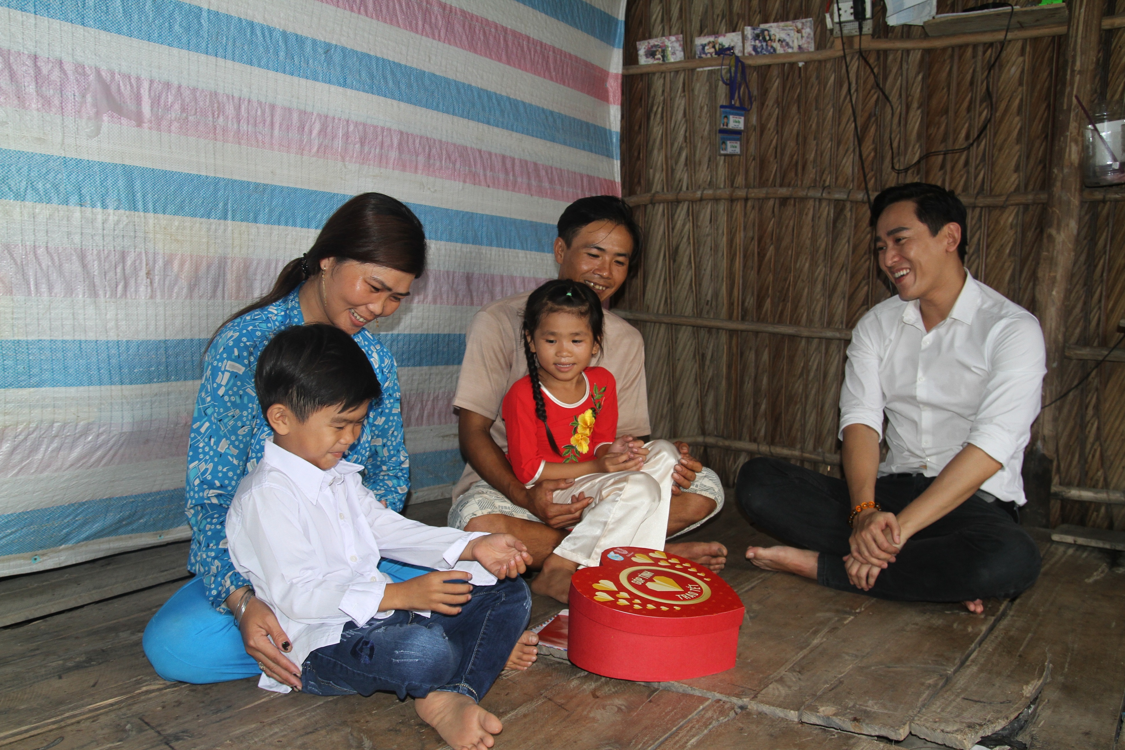 nguoi Viet chung tay trao qua Tet cho ba con ngheo anh 2