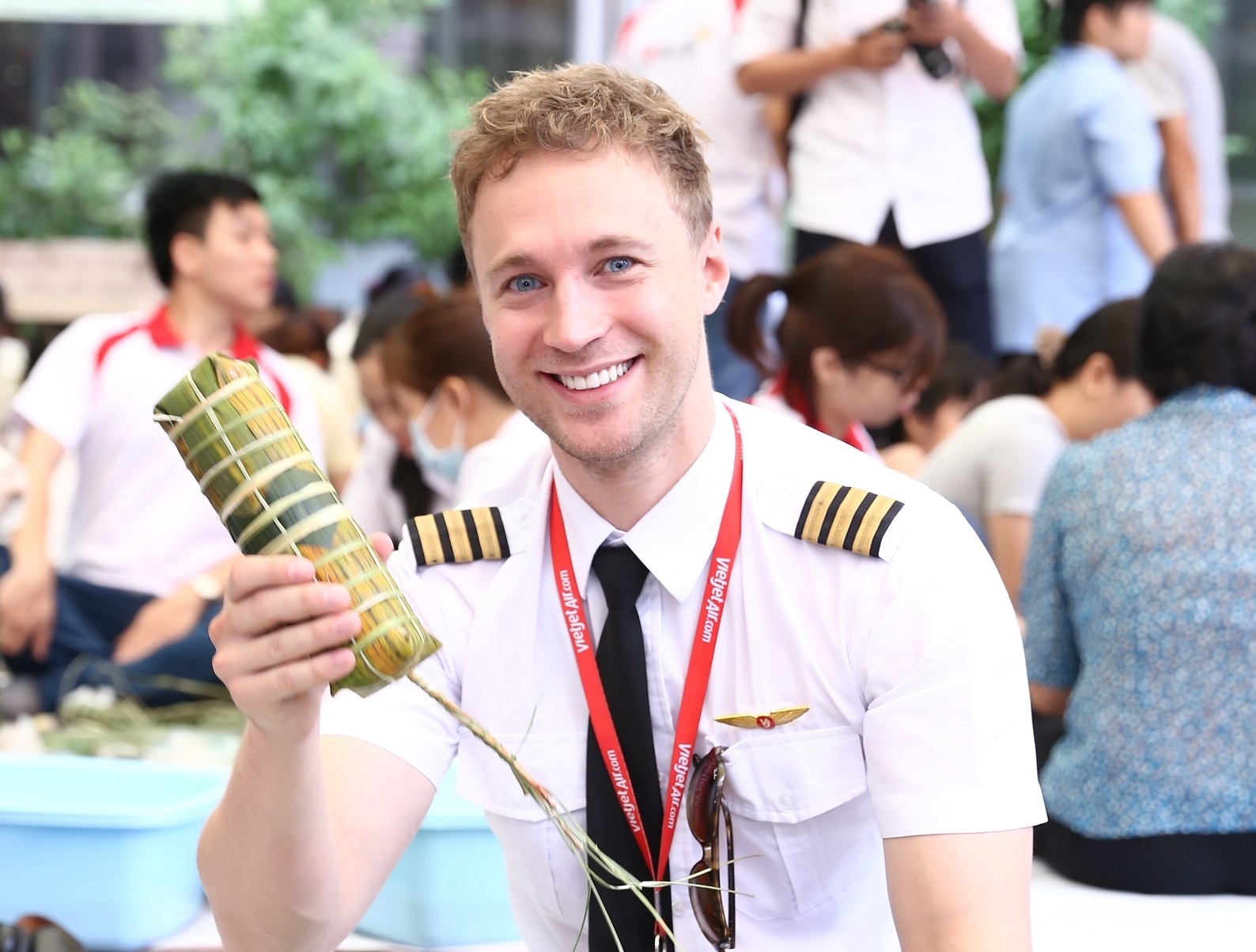 Phi cong Phan Lan goi banh tet tang tre khuyet tat hinh anh