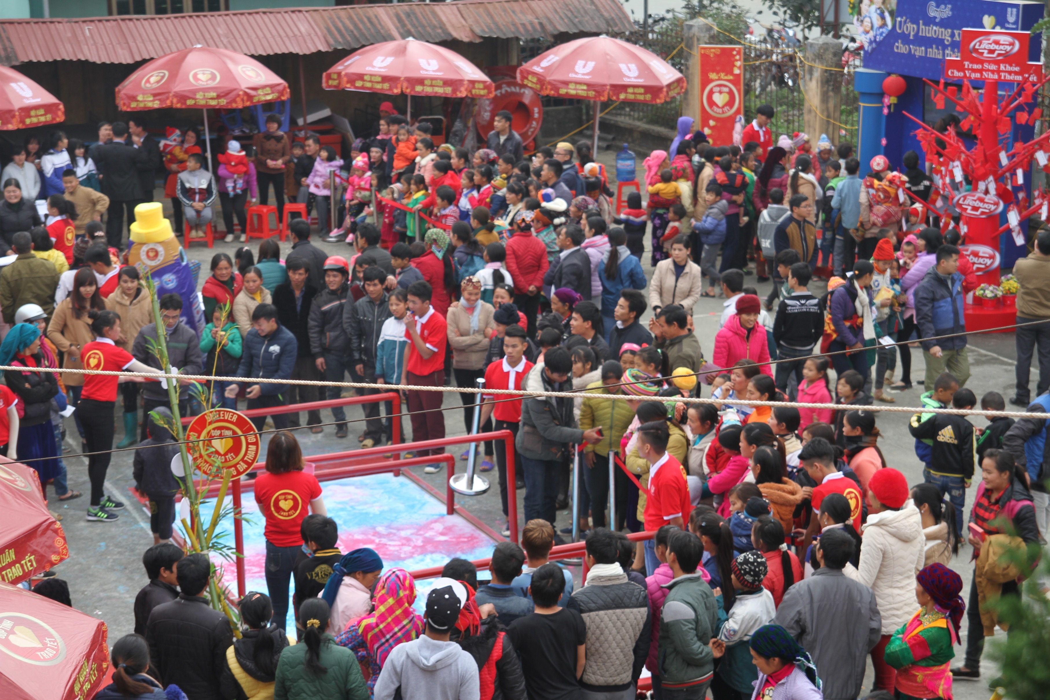 nguoi Viet chung tay trao qua Tet cho ba con ngheo anh 4