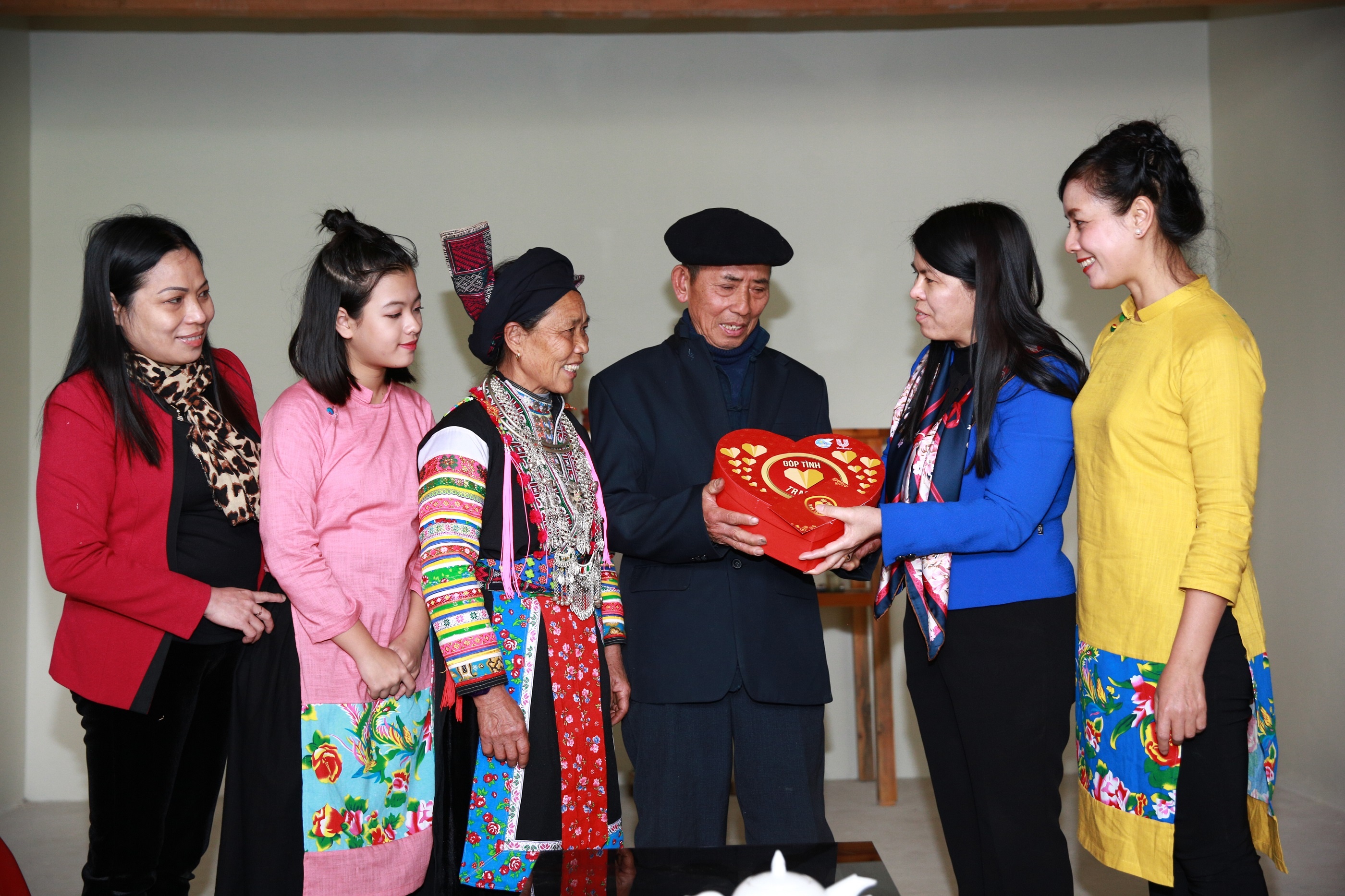 10 trieu nguoi Viet chung tay trao qua Tet cho ba con ngheo hinh anh
