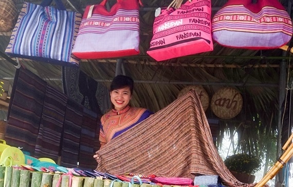 Fansipan Legend lan dau tien to chuc le hoi khen, hoa hinh anh