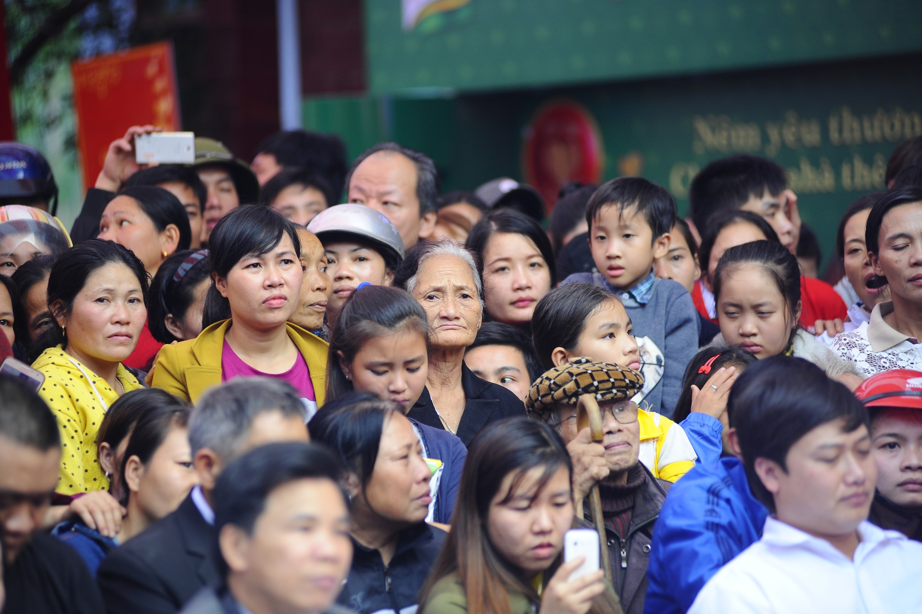 nguoi Viet chung tay trao qua Tet cho ba con ngheo anh 3