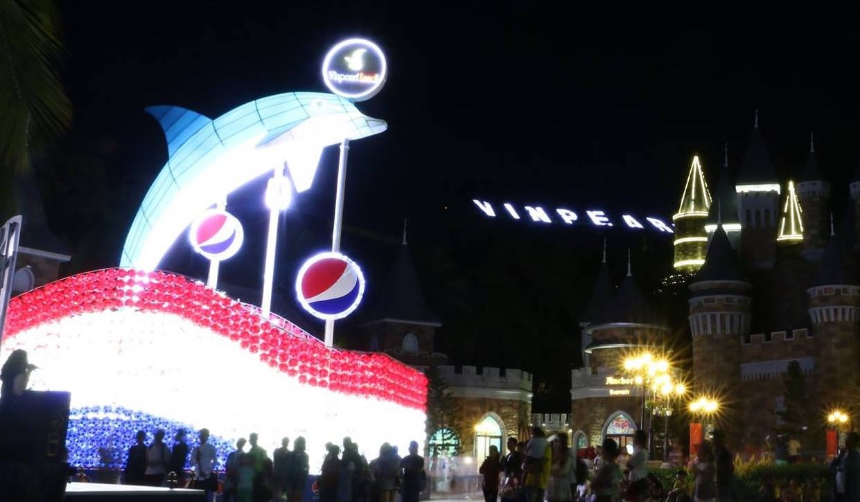 Vinpearl Land Nha Trang lap ky luc moi voi den long ca heo hinh anh