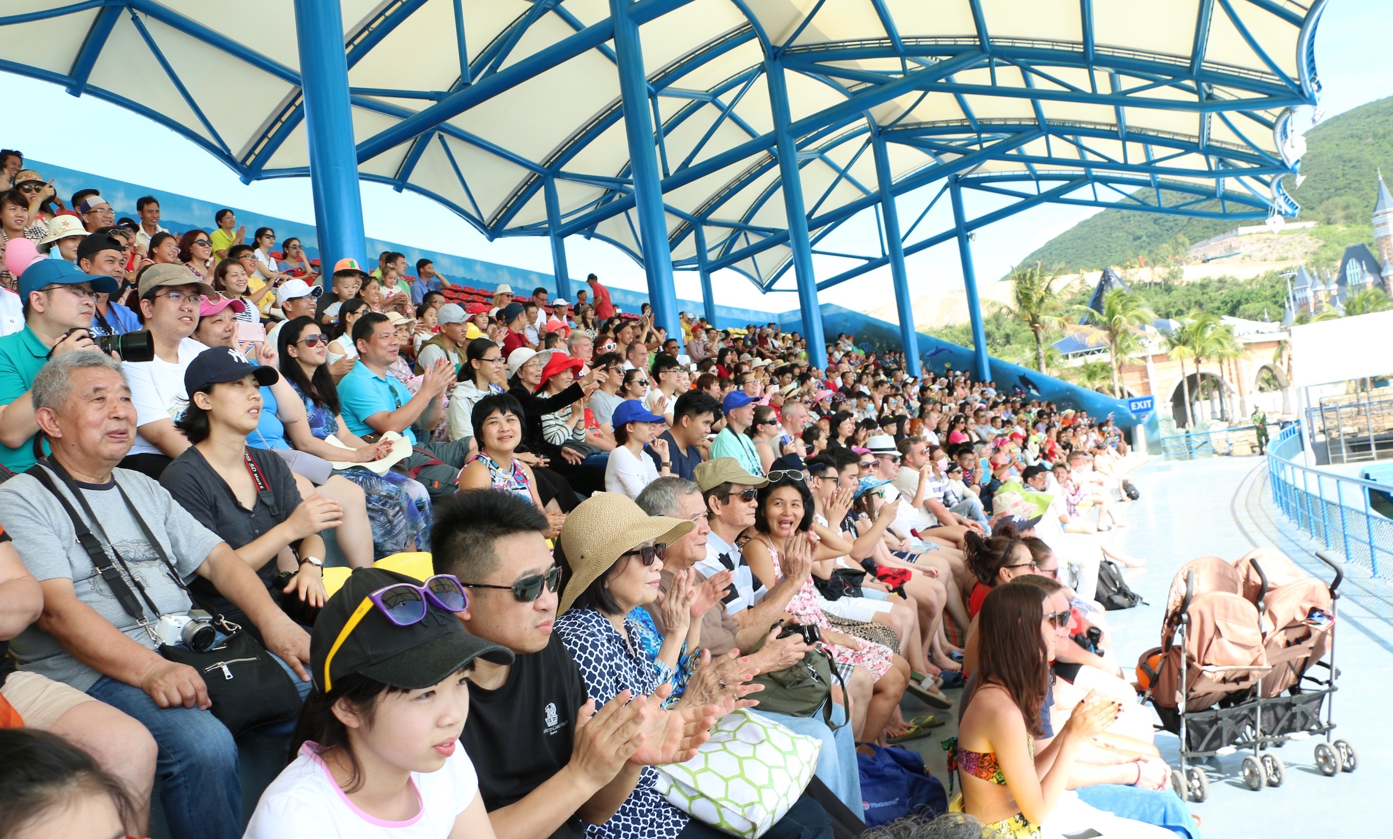 Vinpearl Land Nha Trang,  den long ca heo anh 4