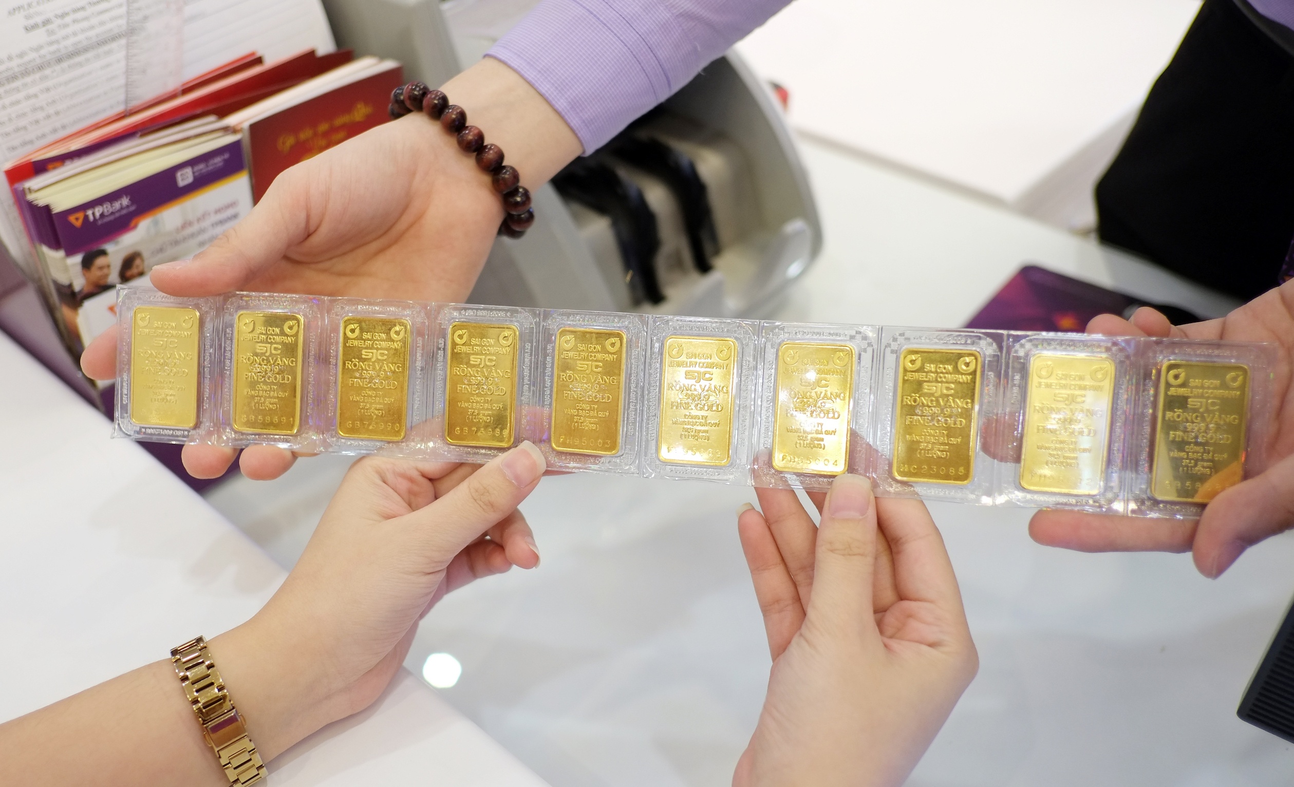 Nguoi dan ron rang mua vang tai ngan hang don ngay Than Tai hinh anh