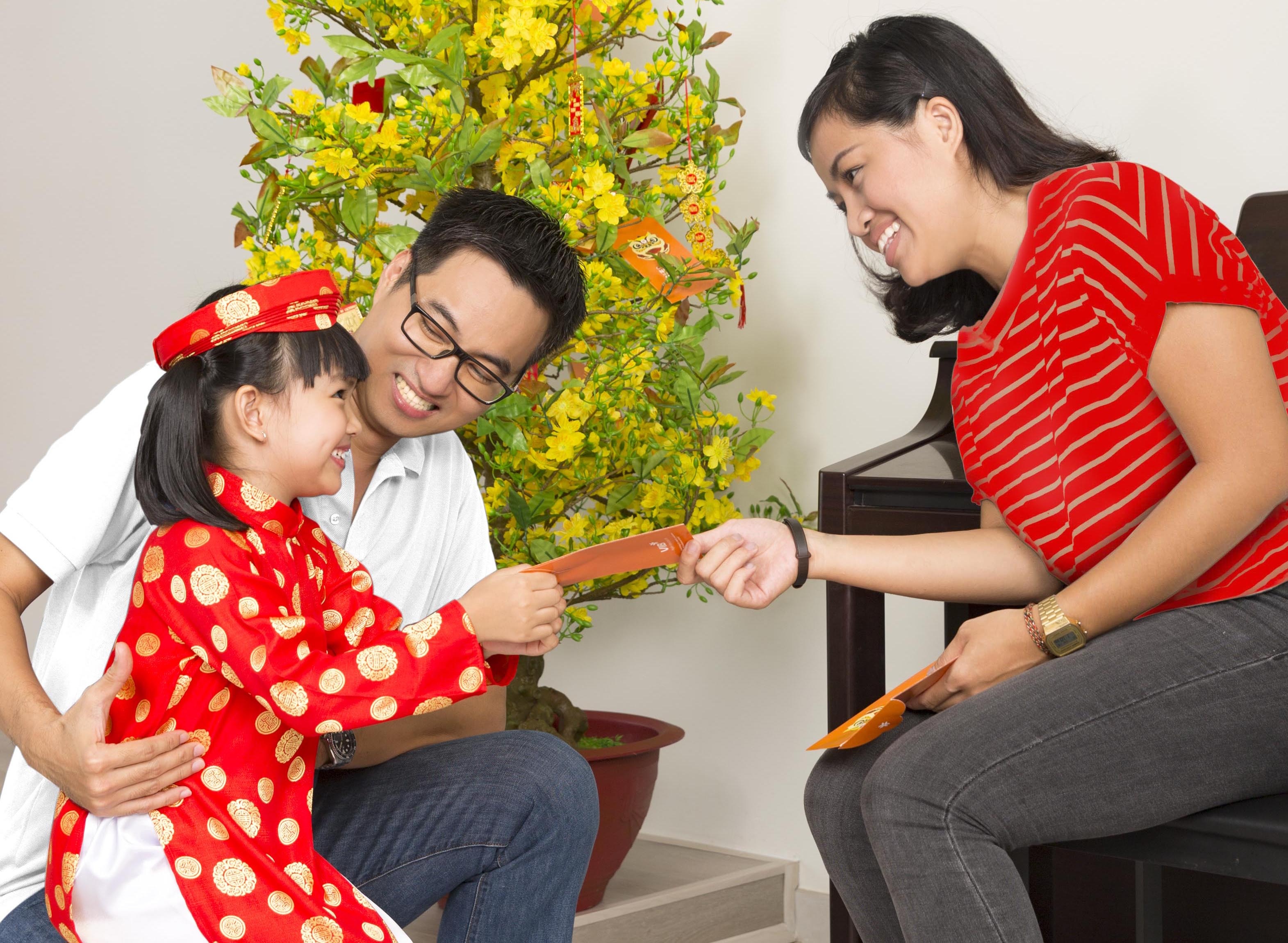 Day con quan ly tien mung tuoi bang cach gui tiet kiem hinh anh