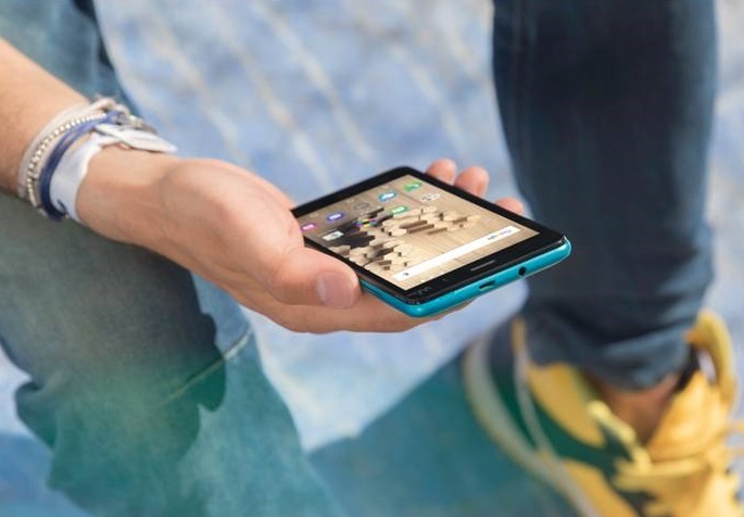 Wiko Robby dam chat Phap voi loa am thanh vom 3D hinh anh