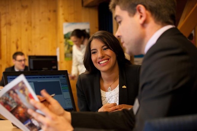 8 ly do nen hoc nganh khach san va du lich tai Thuy Si hinh anh