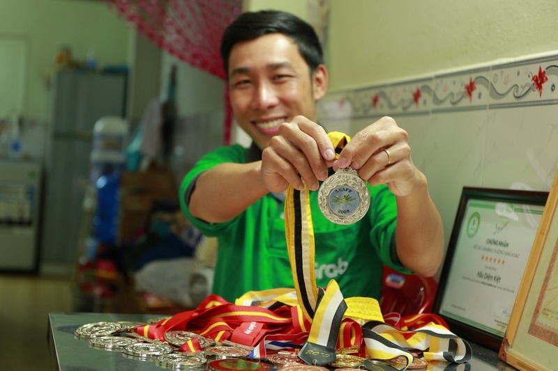 Tuyen thu dau kiem, quan doc nha xuong nghi huu, chay Grab hinh anh