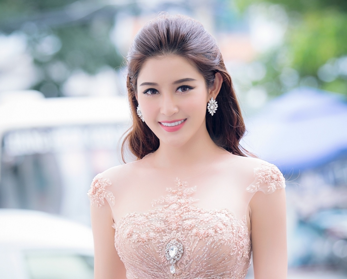 A hau Huyen My, Tu Anh, Hong Dang du le ra mat my pham Hachi hinh anh