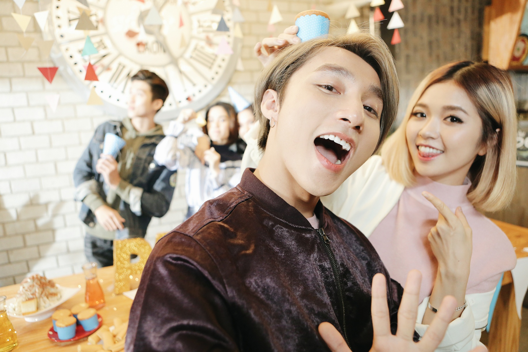 Son Tung M-TP nhi nho selfie cung Suni Ha Linh anh 1