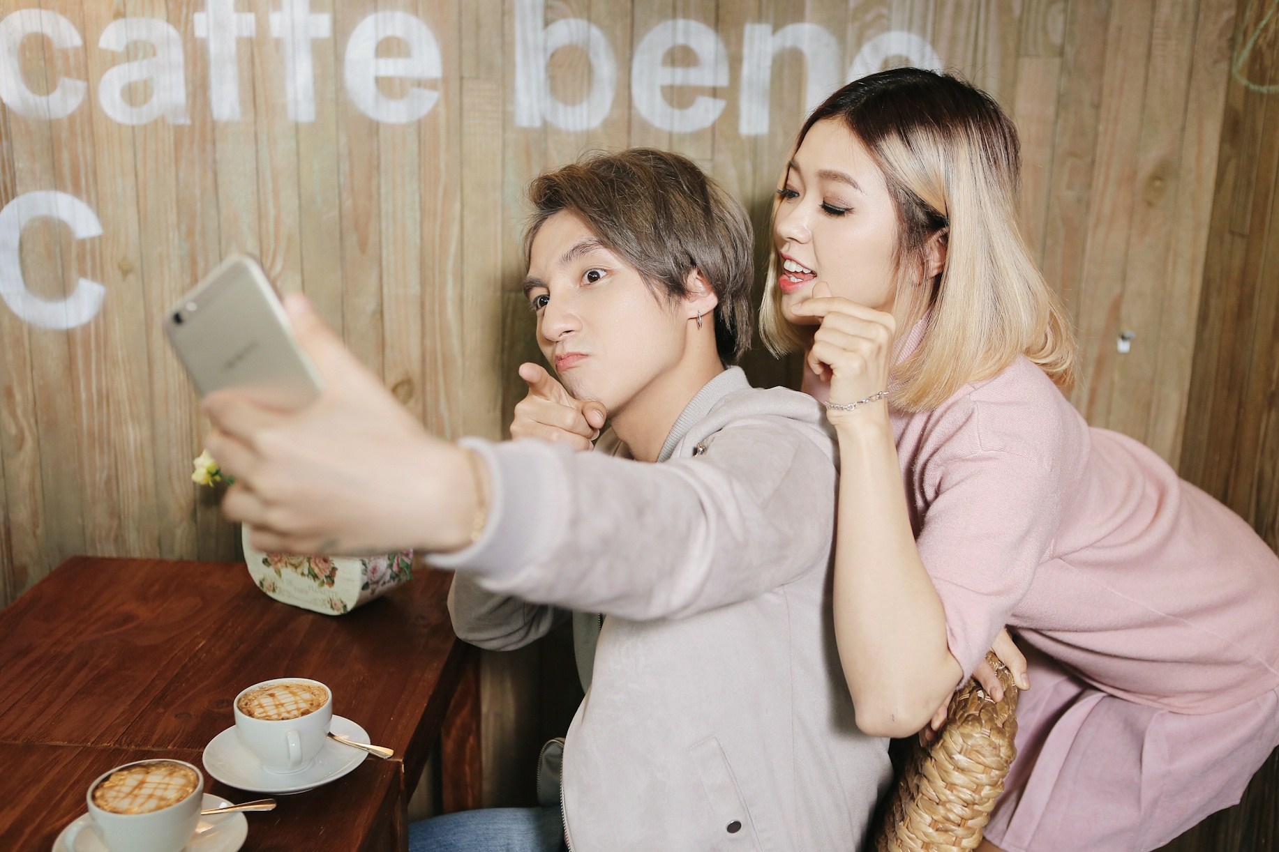 Son Tung M-TP nhi nho selfie cung Suni Ha Linh anh 2