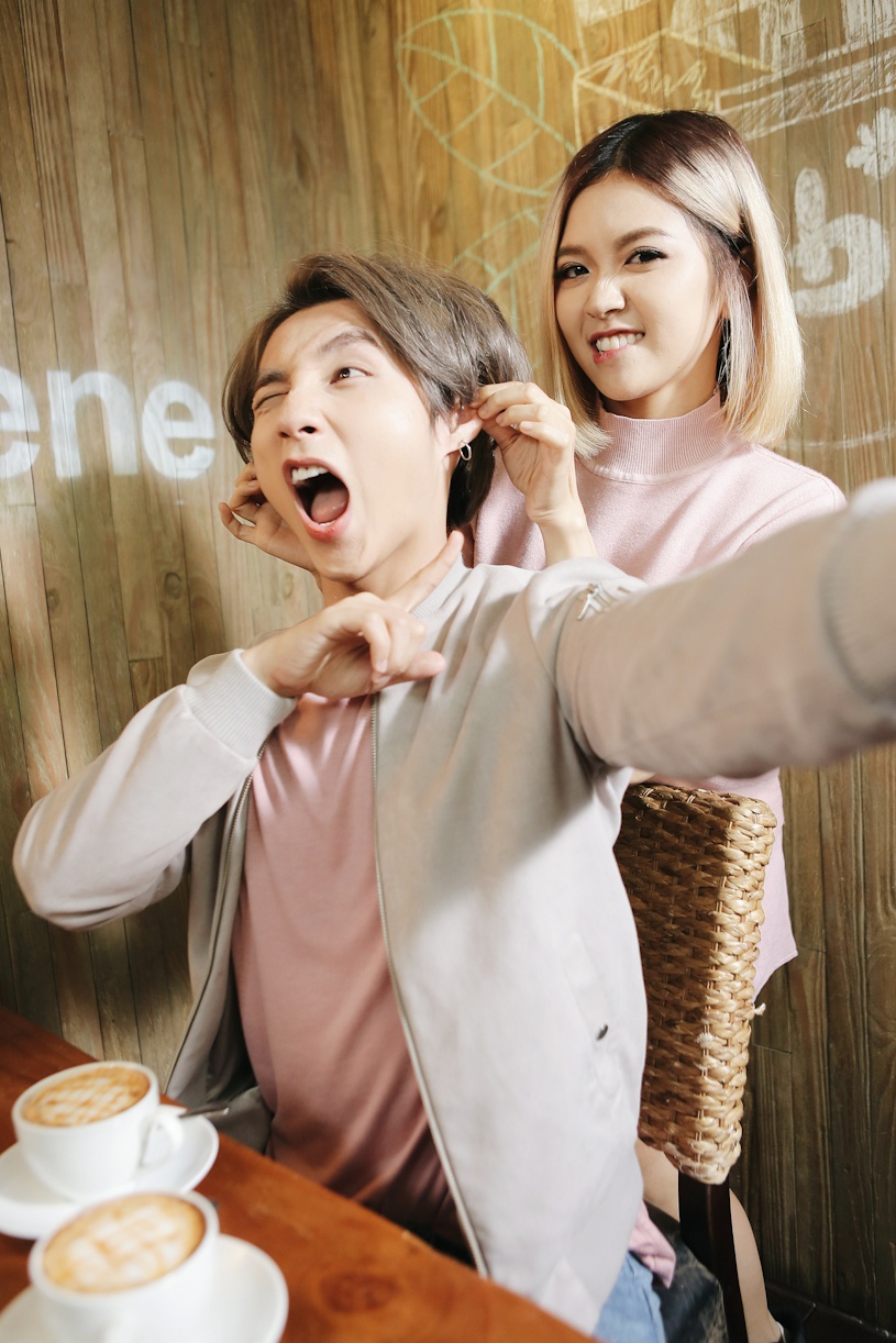 Son Tung M-TP nhi nho selfie cung Suni Ha Linh anh 5