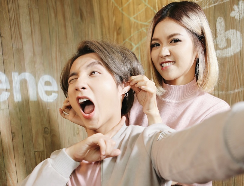 Son Tung M-TP nhi nho selfie cung Suni Ha Linh hinh anh