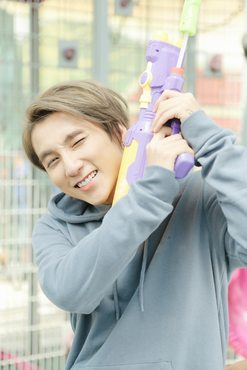 Son Tung M-TP nhi nho selfie cung Suni Ha Linh anh 6