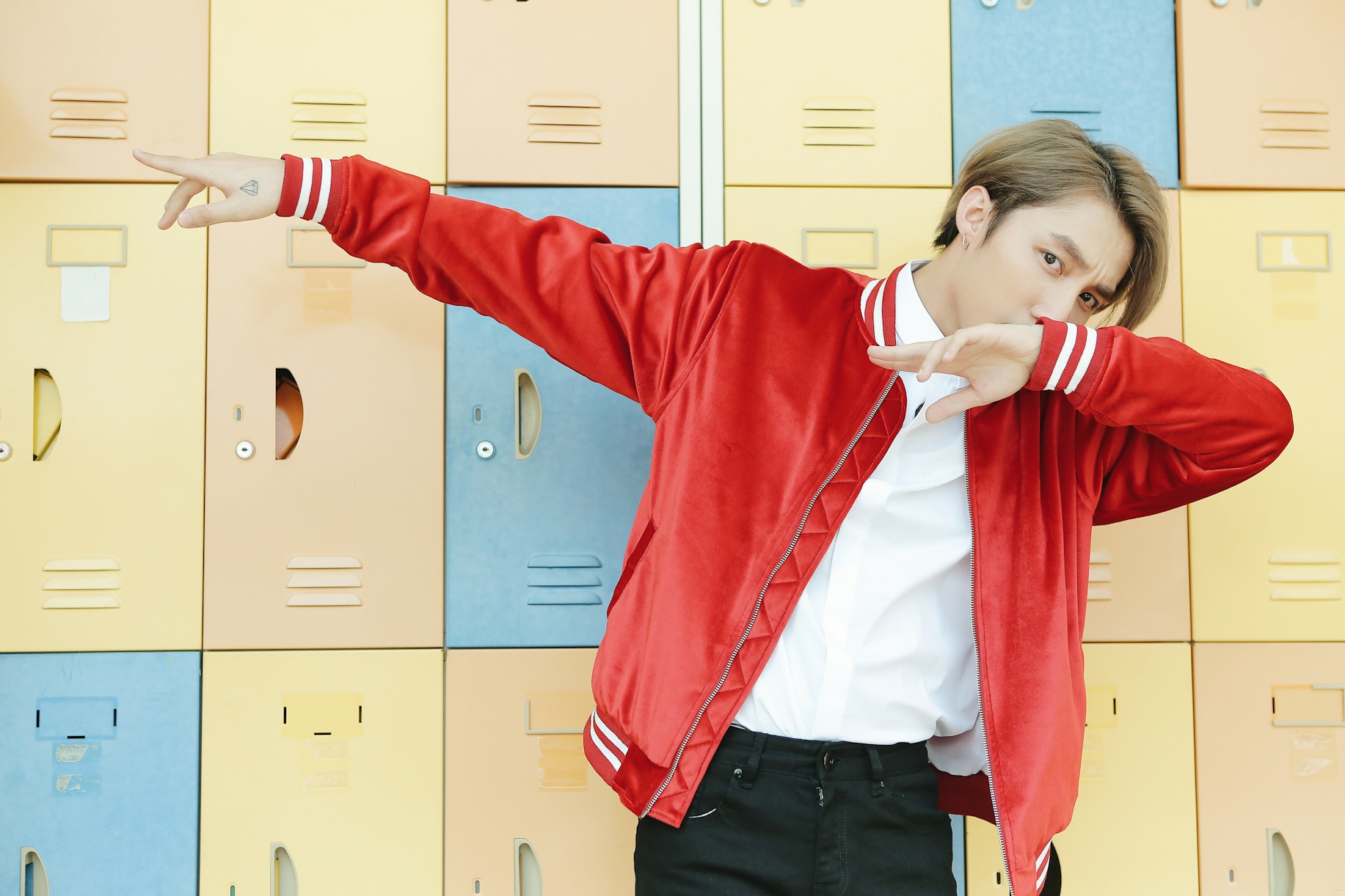 Son Tung M-TP nhi nho selfie cung Suni Ha Linh anh 8