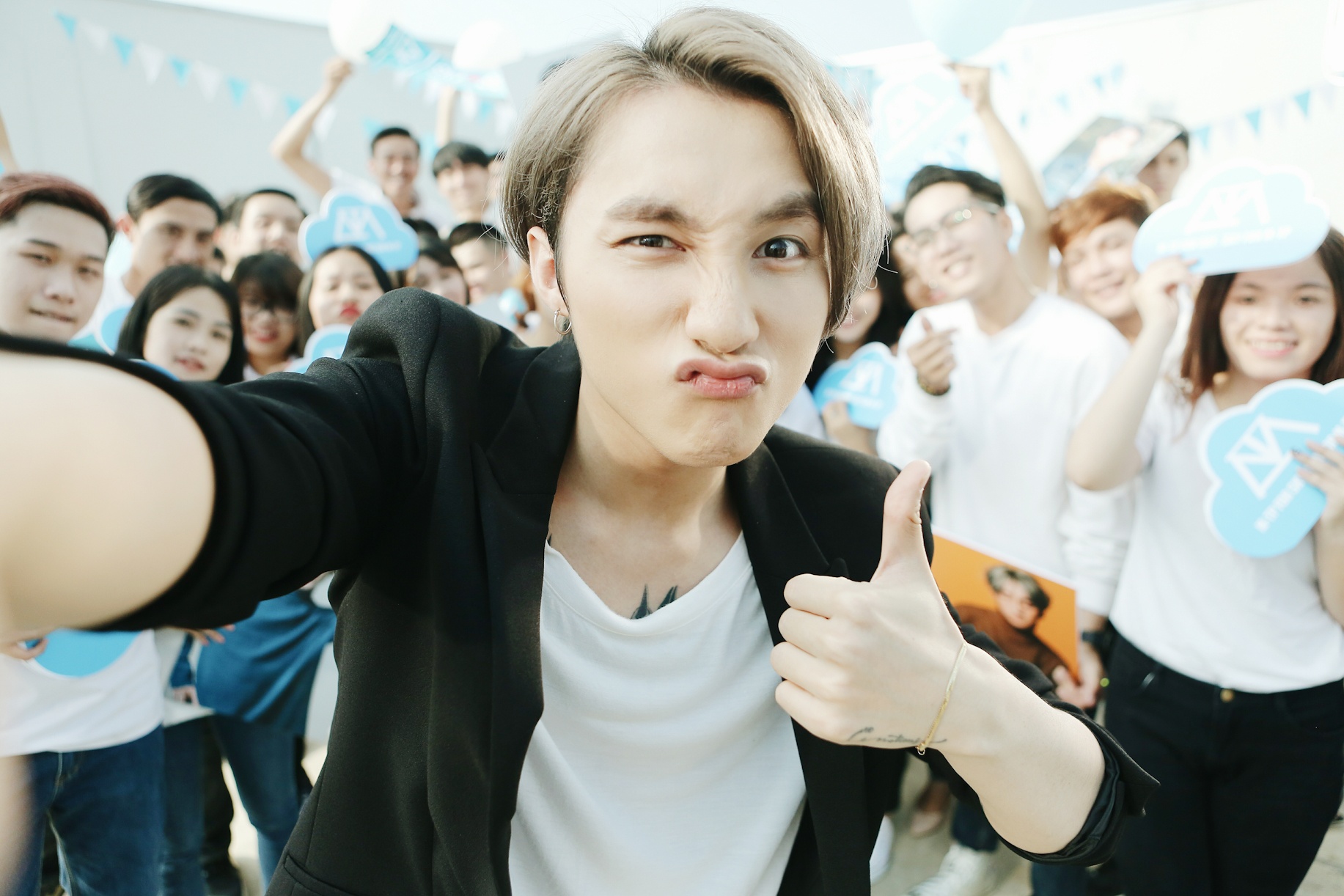 Son Tung M-TP nhi nho selfie cung Suni Ha Linh anh 3