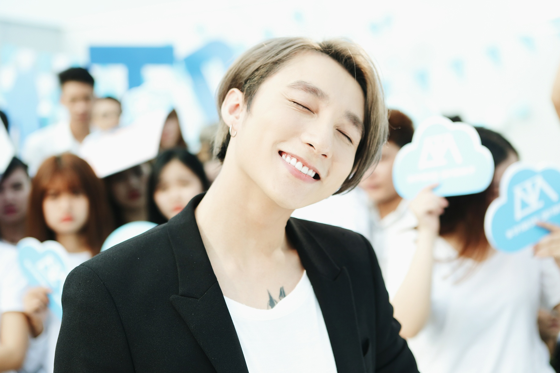 Son Tung M-TP nhi nho selfie cung Suni Ha Linh anh 7