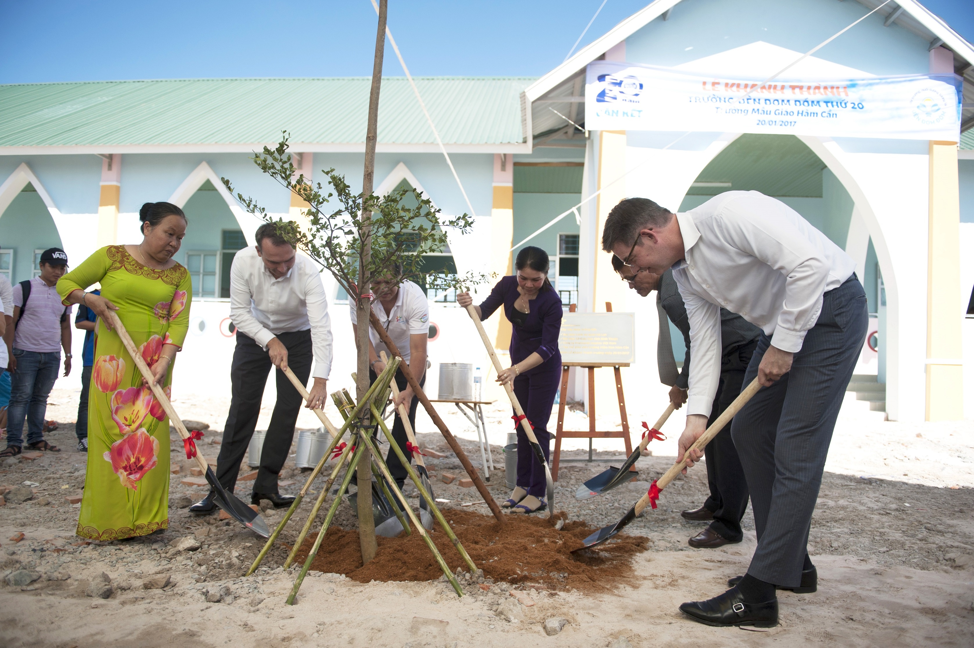 khanh thanh ngoi truong Den Dom Dom thu 20 anh 12