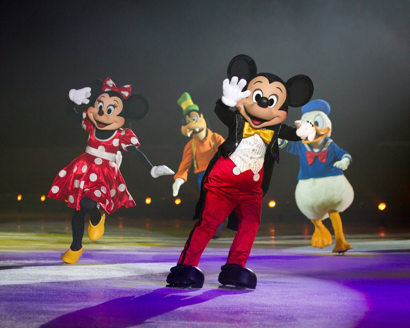Cu dan mang san lung ve Disney On Ice lam qua dau nam hinh anh