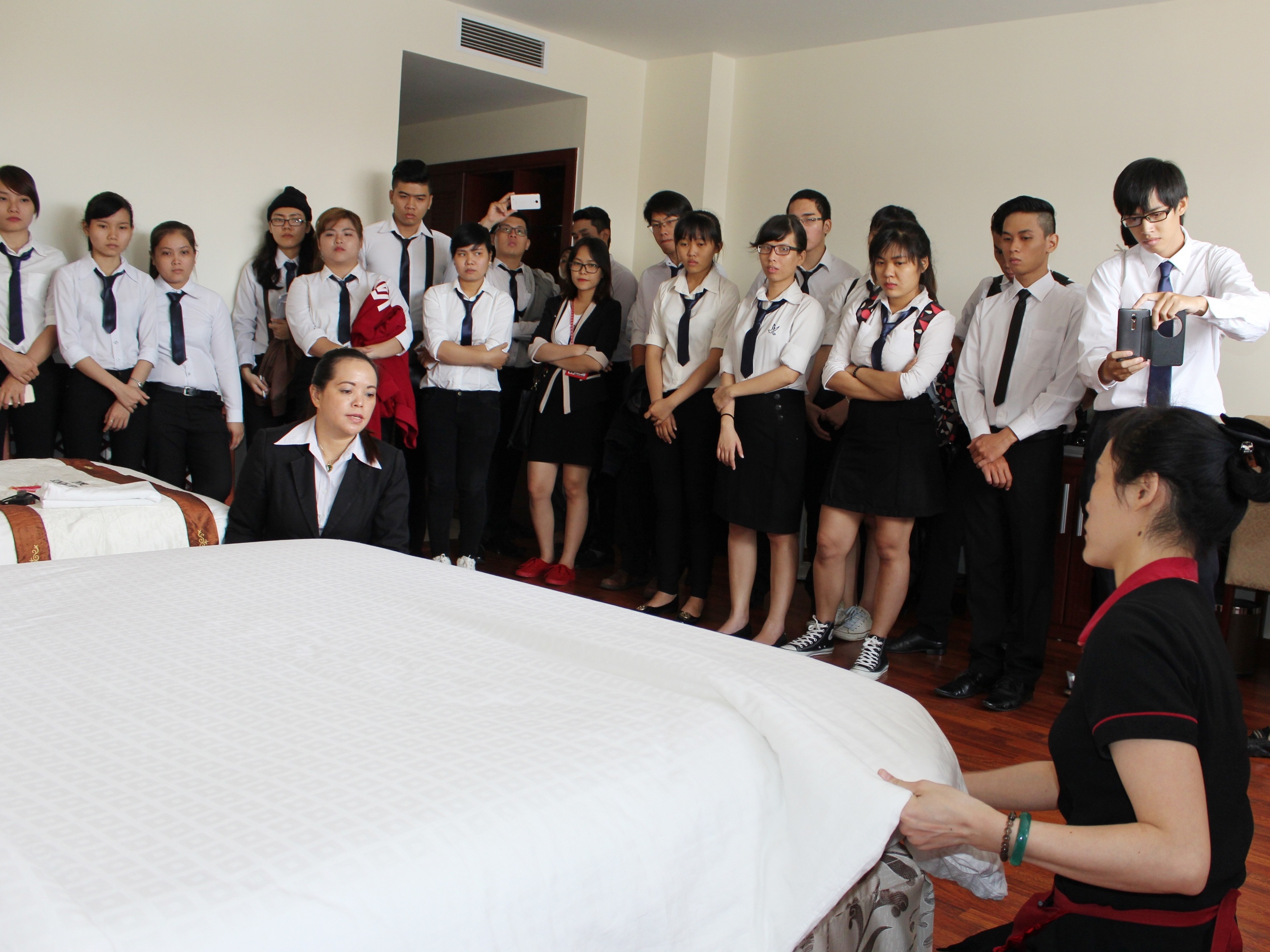 trung cap Viet Giao anh 1