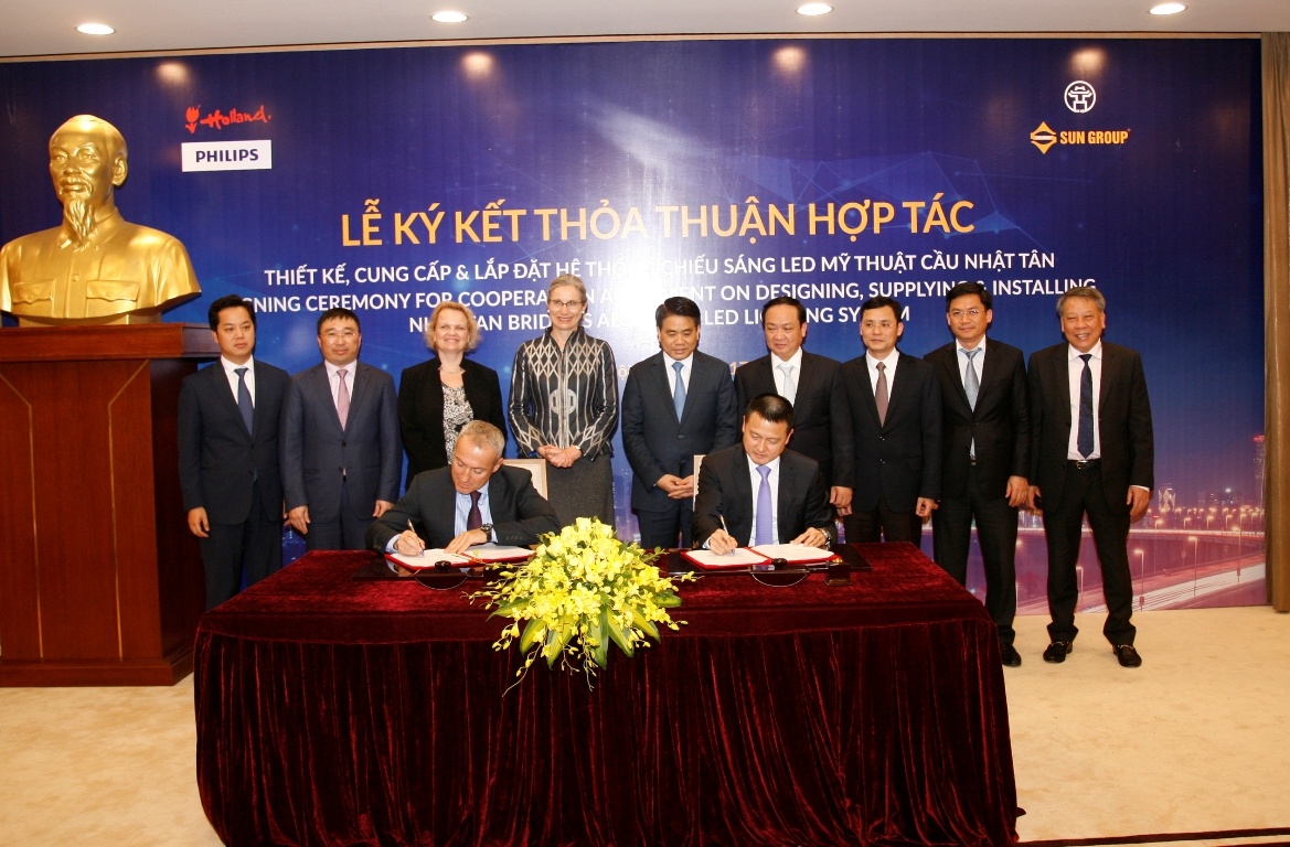 Sun Group tai tro he thong chieu sang cau Nhat Tan anh 1