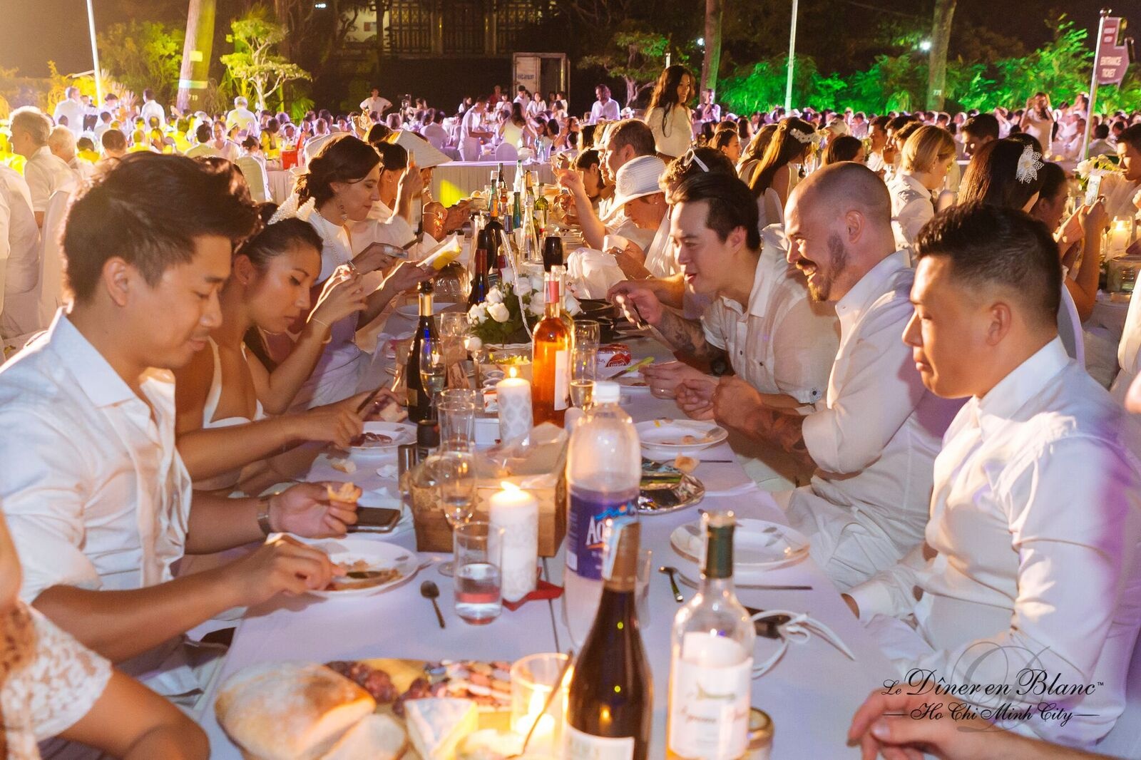 Diner en Blanc - da tiec bi mat dia diem toi phut chot hinh anh