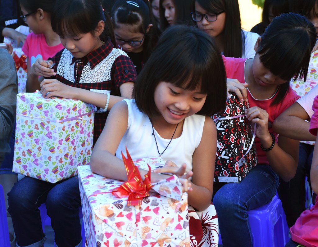 Trao qua tri gia gan 720 trieu dong cho tre mo coi Da Nang hinh anh