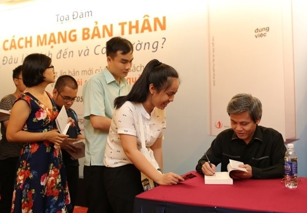 Tac gia Gian Tu Trung noi ve quyen sach 'cach mang ban than' hinh anh