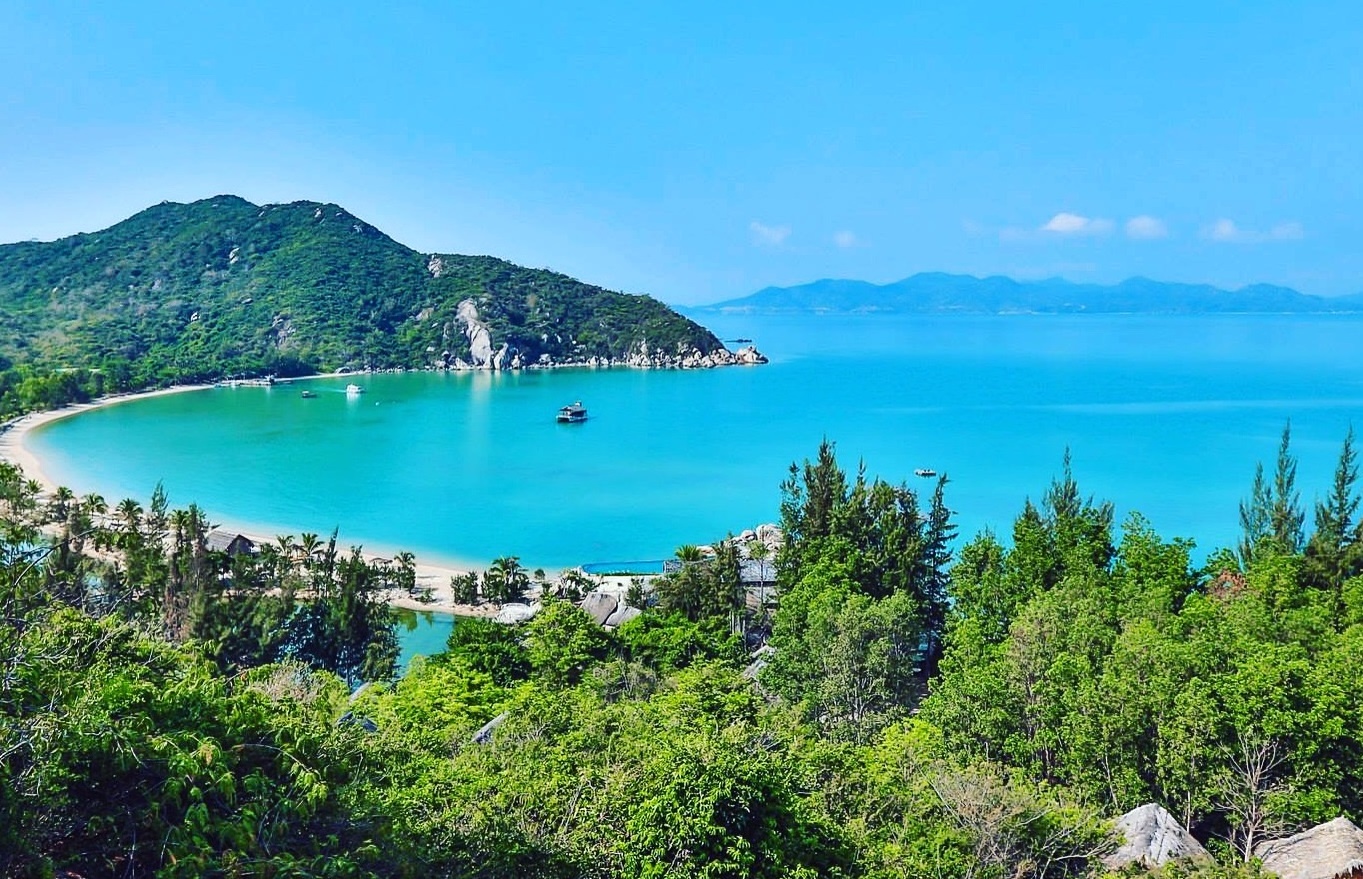 L'Alyana dep tua thien duong ben bo vinh Ninh Van hinh anh