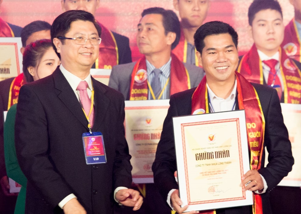Nhua Long Thanh nhan danh hieu hang Viet Nam chat luong cao 2017 hinh anh