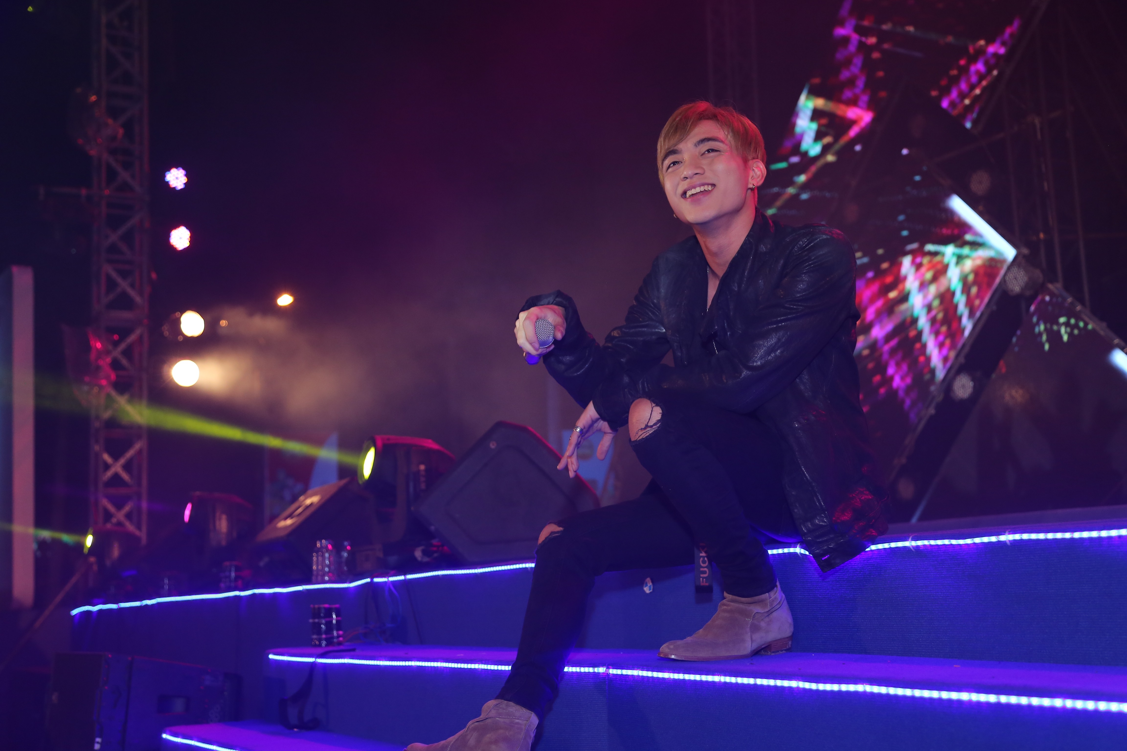 Soobin Hoang Son, Isaac, Dong Nhi bung no trong dem nhac o Binh Phuoc hinh anh