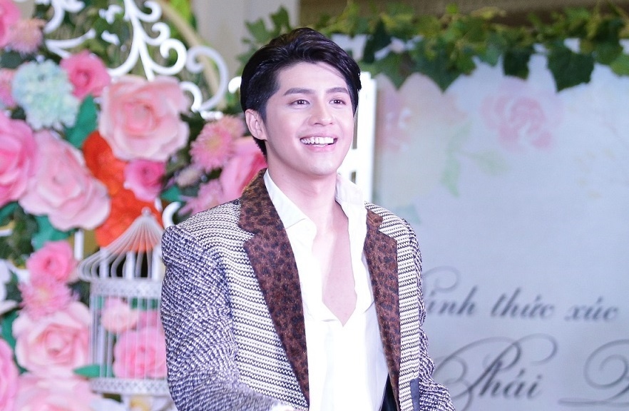 Noo Phuoc Thinh do mo hoi, selfie cung fan tren san khau hinh anh