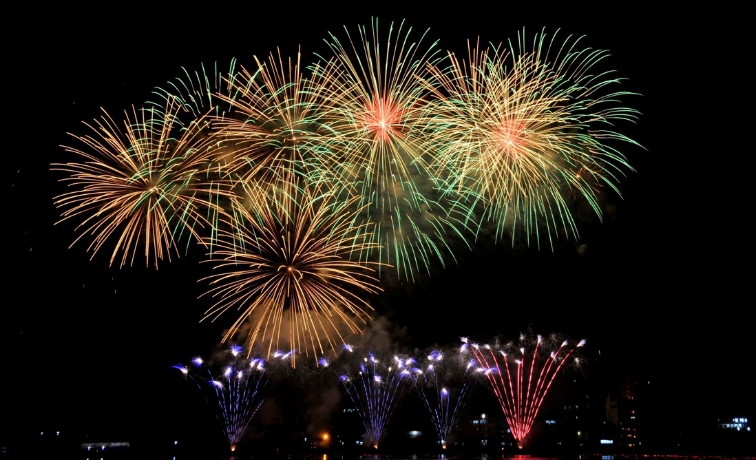 Le hoi Phao hoa Quoc te Da Nang 2017: Noi gia dinh hoi tu hinh anh