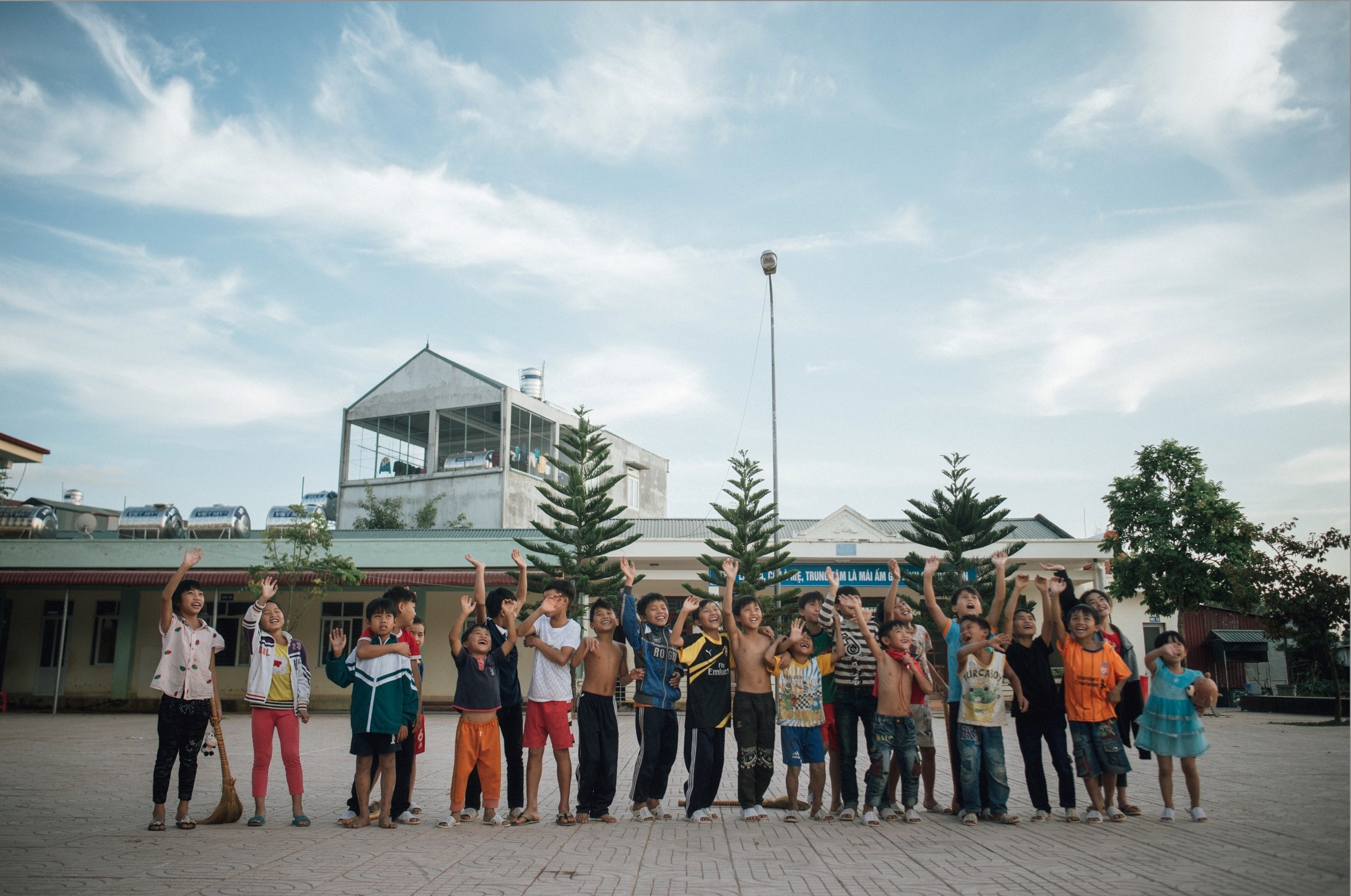 Trao qua cho 77 em nho o mai am Dien Bien hinh anh