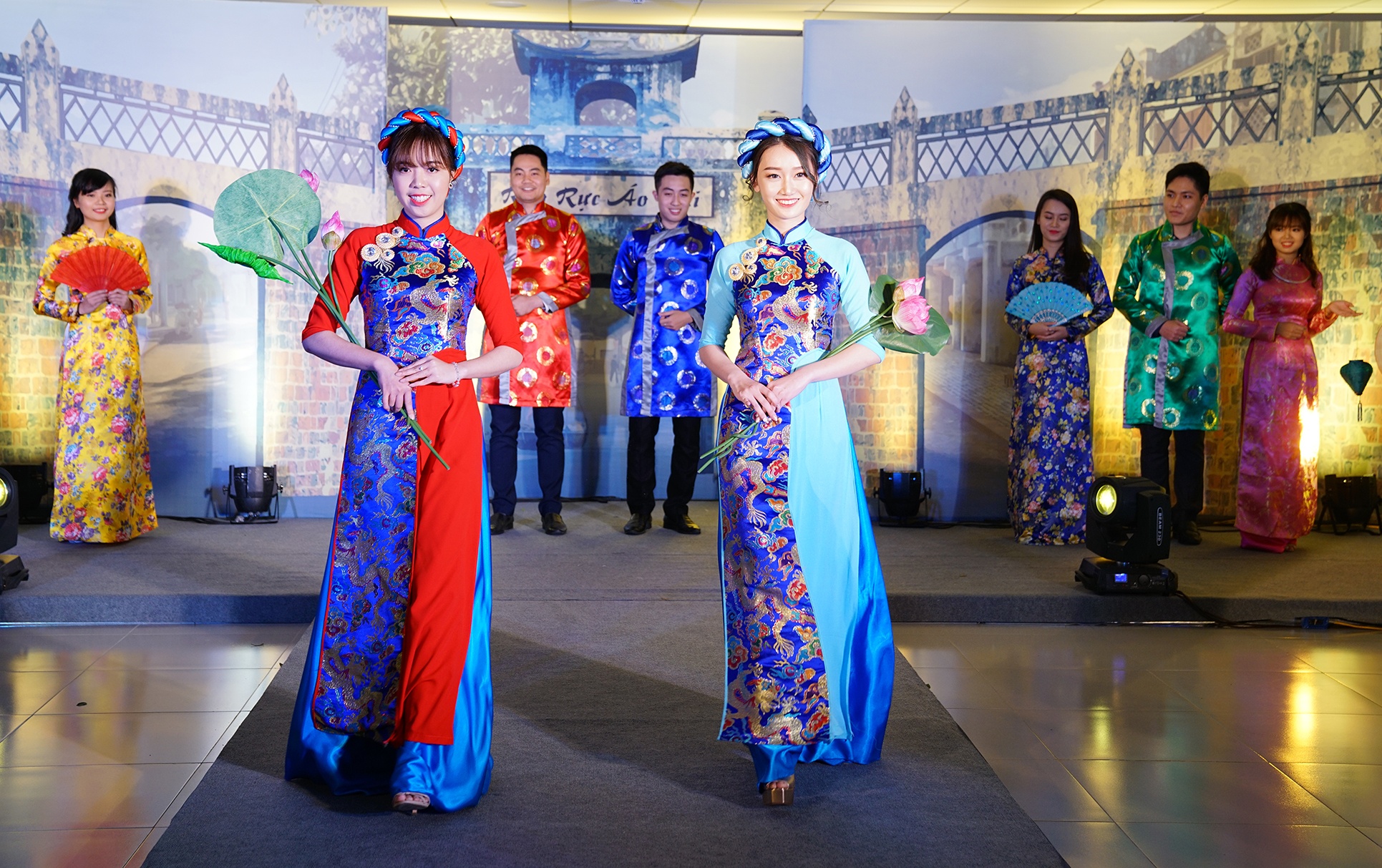 ao dai len ngoi noi cong so dip 8/3 anh 7