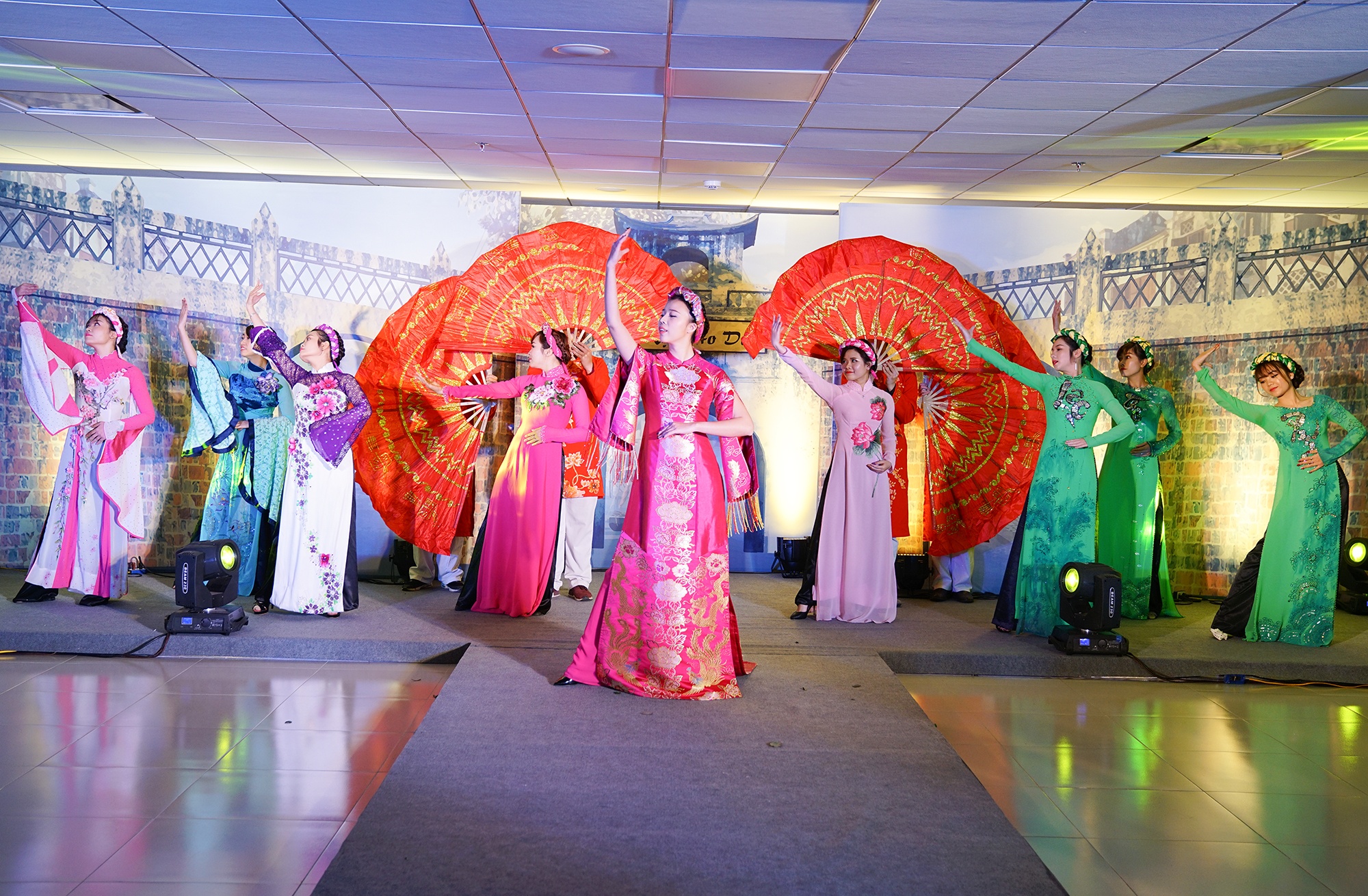 ao dai len ngoi noi cong so dip 8/3 anh 9