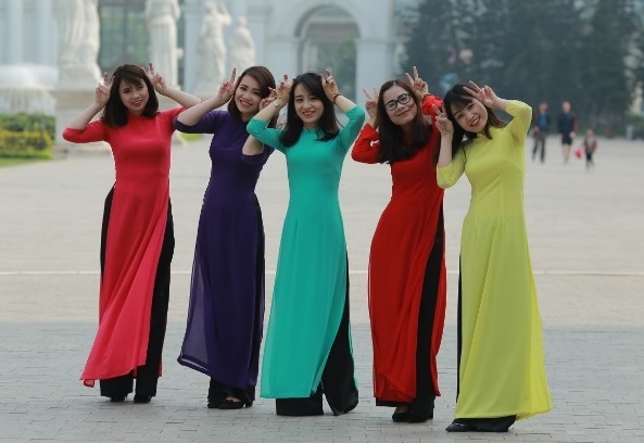 Phai dep khoe dang tren pho voi ao dai trong dip 8/3 hinh anh