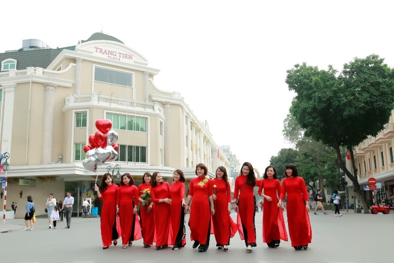 ao dai len ngoi noi cong so dip 8/3 anh 5