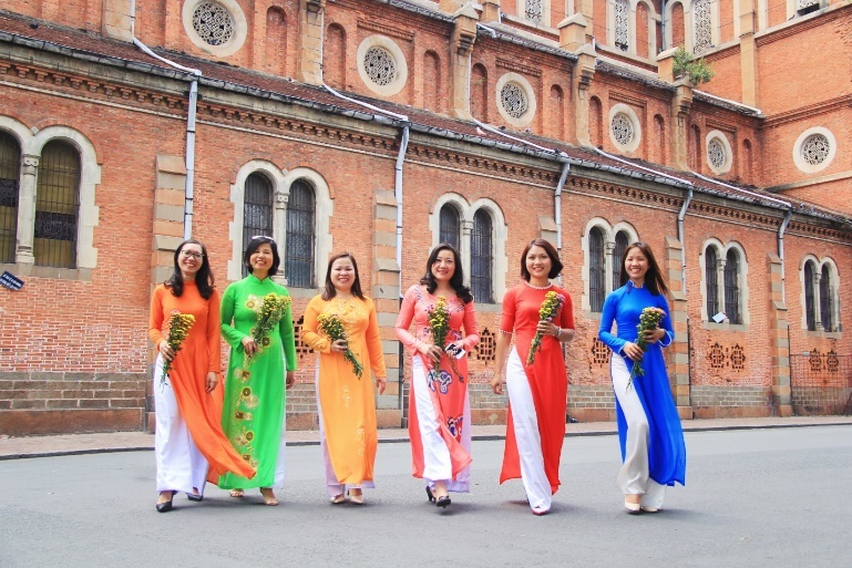 ao dai len ngoi noi cong so dip 8/3 anh 6