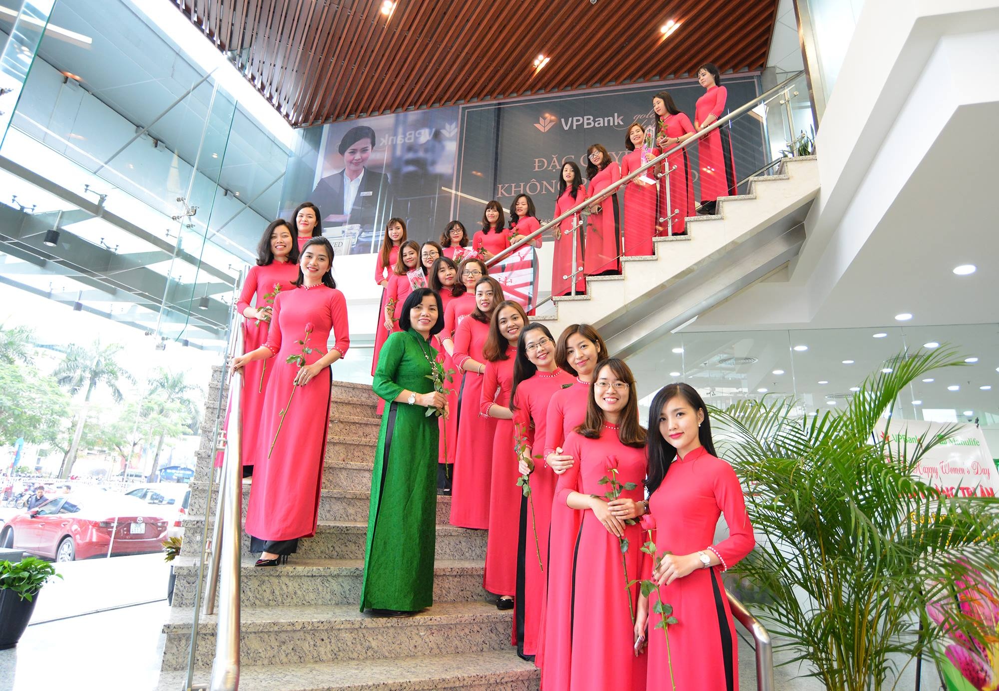 ao dai len ngoi noi cong so dip 8/3 anh 14