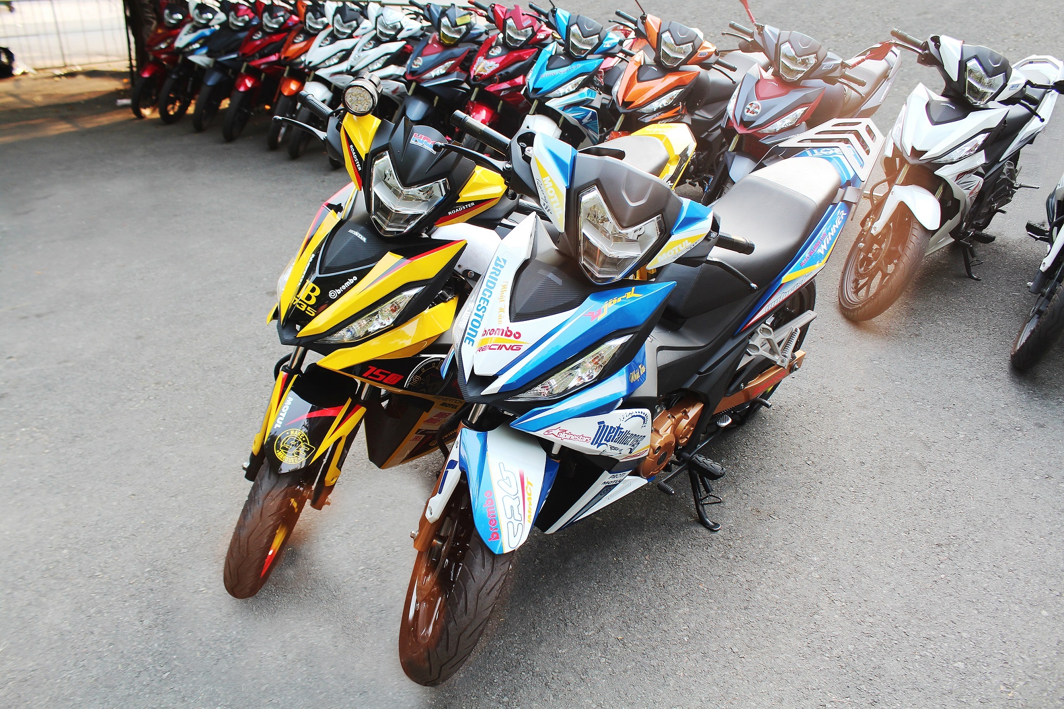 1.000 biker va 300 mau do WINNER hoi tu hinh anh