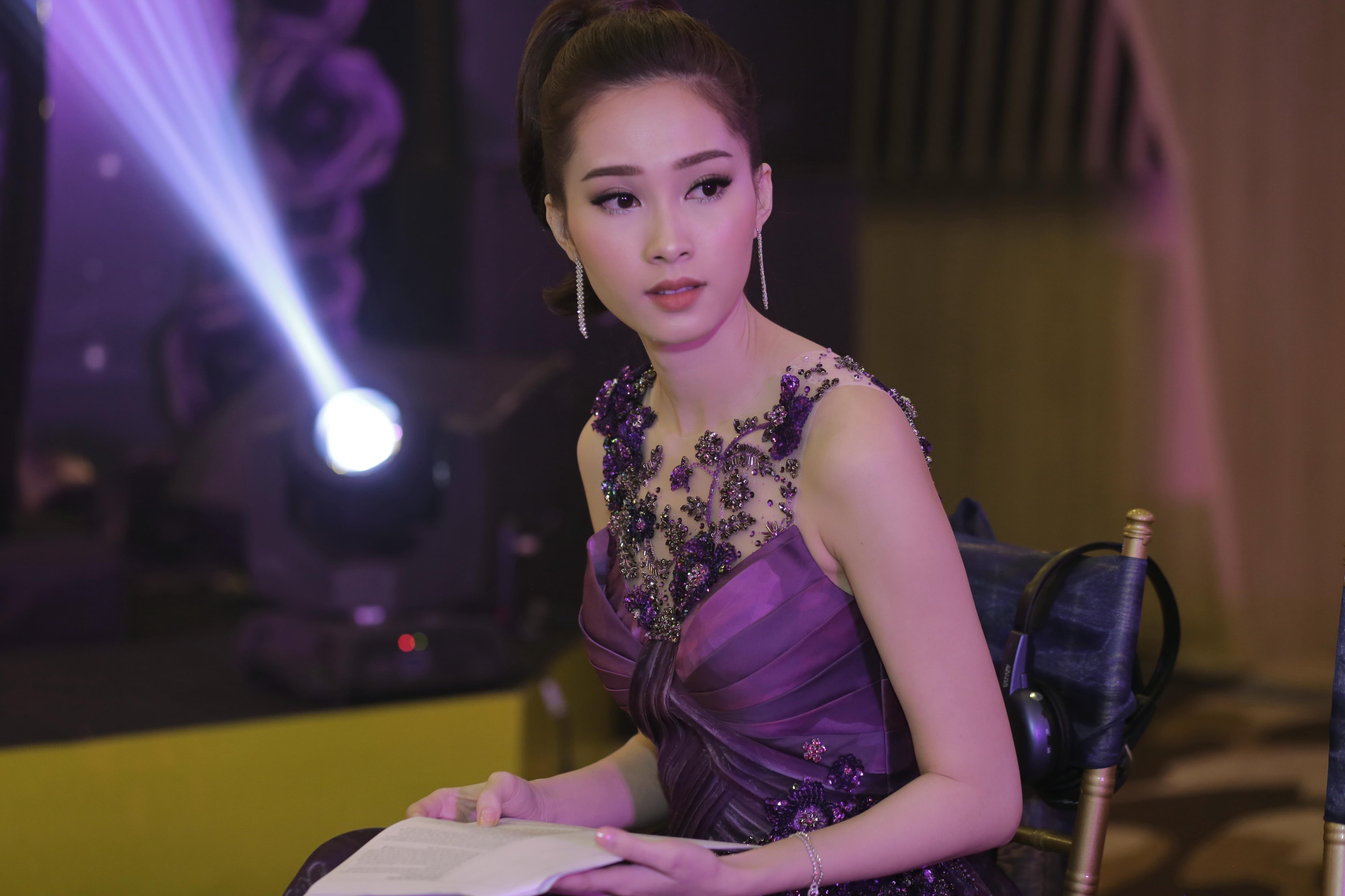 Hoa hau Dang Thu Thao khoe duong cong voi vay da hoi tim hinh anh