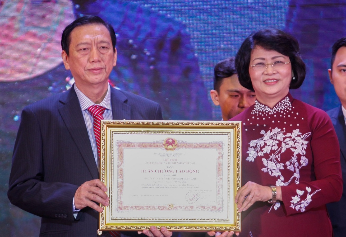 Nem Van Thanh don nhan Huan chuong Lao dong hang nhi hinh anh