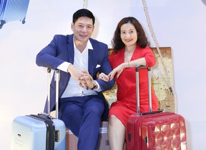 Binh Minh thap tung ba xa di mua sam cuoi tuan hinh anh