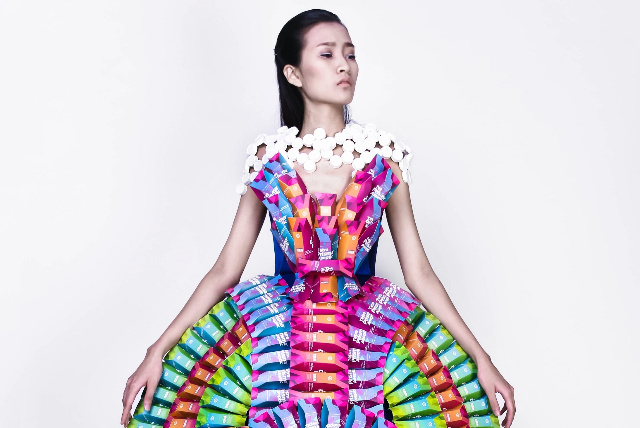 Quan quan Project Run Way thiet ke vay tu 1.000 hop tai che hinh anh