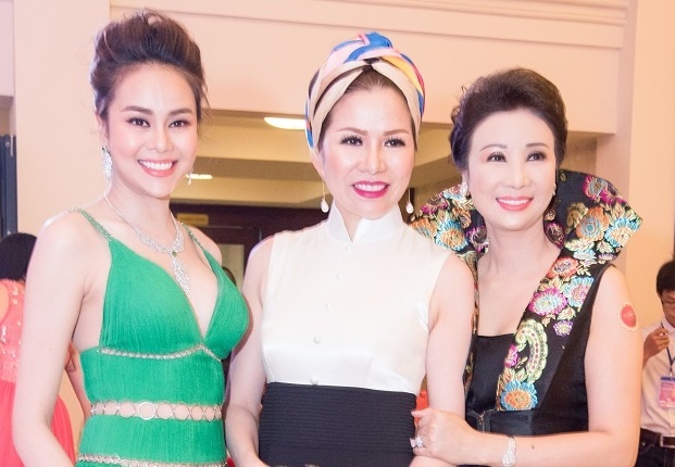 Dan nguoi dep quy tu trong dem vinh danh ‘Bong hong quyen luc 2017’ hinh anh