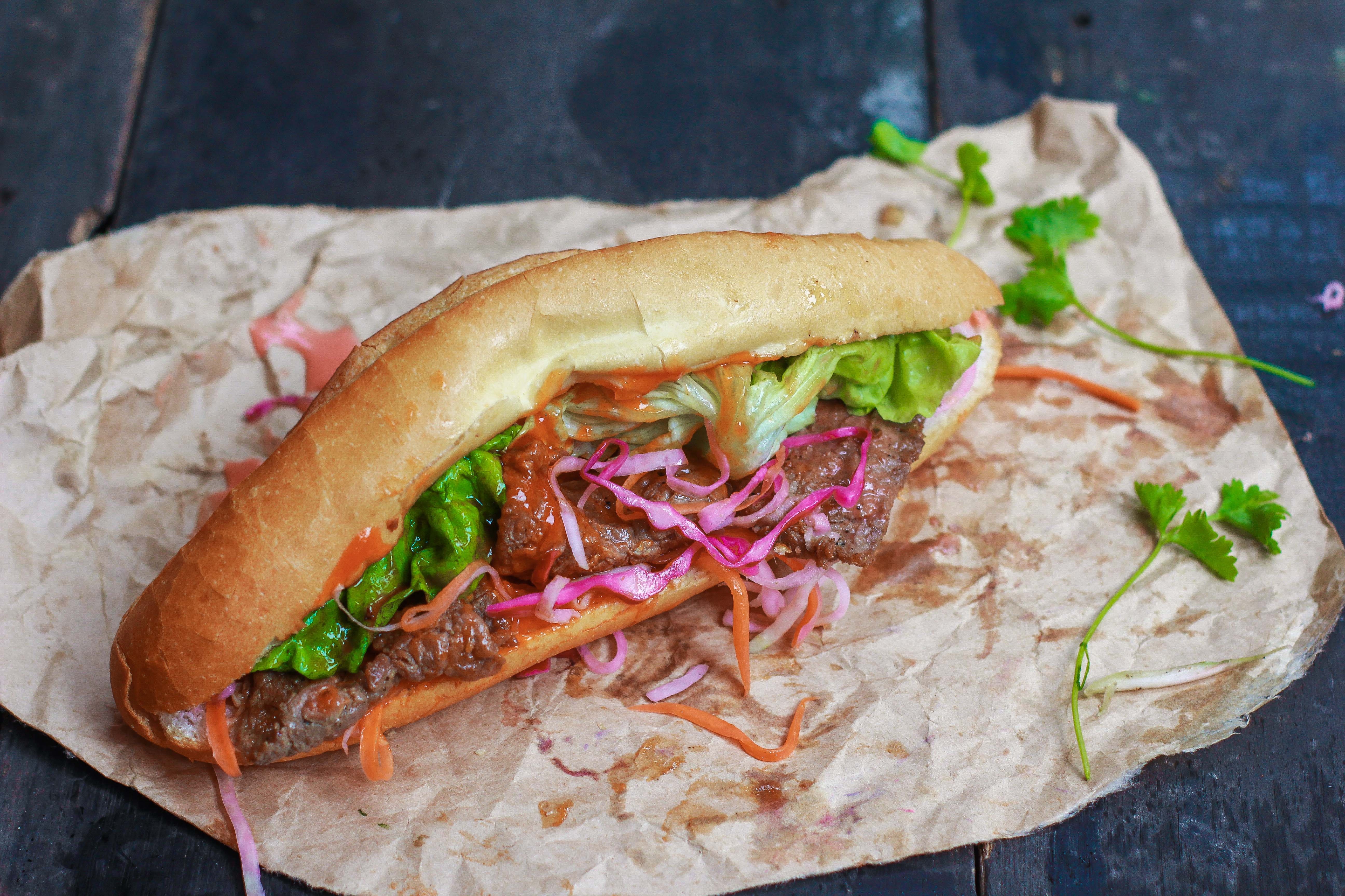 Ghe tham tiem banh mi noi tieng Ha Noi noi doan phim 'Kong' dung bua hinh anh