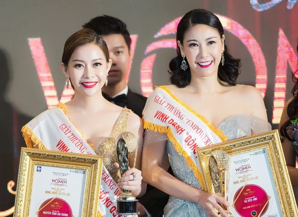 Hoa hau Hai Duong duoc vinh danh tai ‘Empowering Women Award 2017’ hinh anh